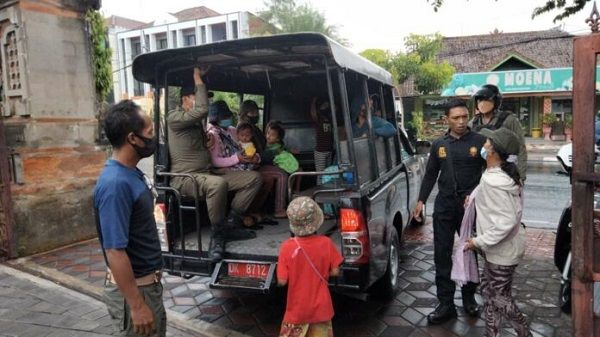 podiumnews.com-15 Gepeng di Simpang Tohpati Terjaring Razia Satpol PP Denpasar